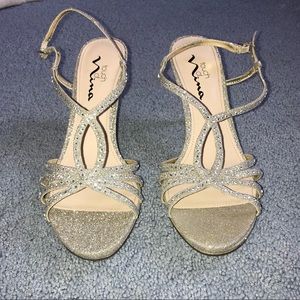 Gold sparkly heels!! 👠